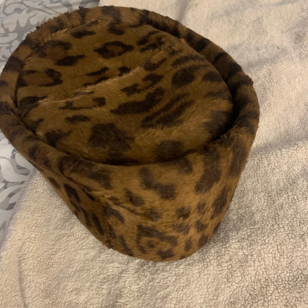 Bloggers favorite leopard pill box hat, 1960s vintage.  22.5 cm
